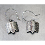 A Scalloped Edge Earrings