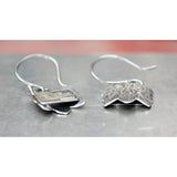 A Scalloped Edge Earrings